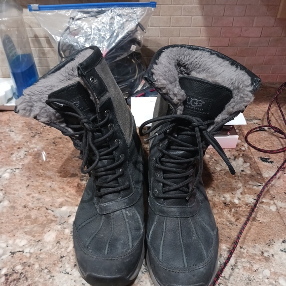 UGG Women's Adirondack III Black Grey Waterproof Leather Snow Boots. Size 8 - Picture 2 of 11